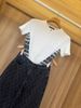  Áo thun trắng hoạ tiết vạt ngắn tay, cổ tròn khoá zip 
