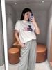  Áo phông trắng, gấu xanh jean chữ đỏ 