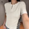 Áo thun trắng hoạ tiết vạt ngắn tay, cổ tròn khoá zip 