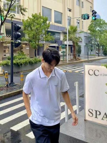  Áo polo trắng, viền đen, chữ Studio ngực trái 