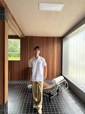  Áo polo trắng, viền đen, chữ logo đá 