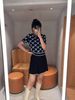  Chân váy xếp ly đen, viền gấu trắng 
