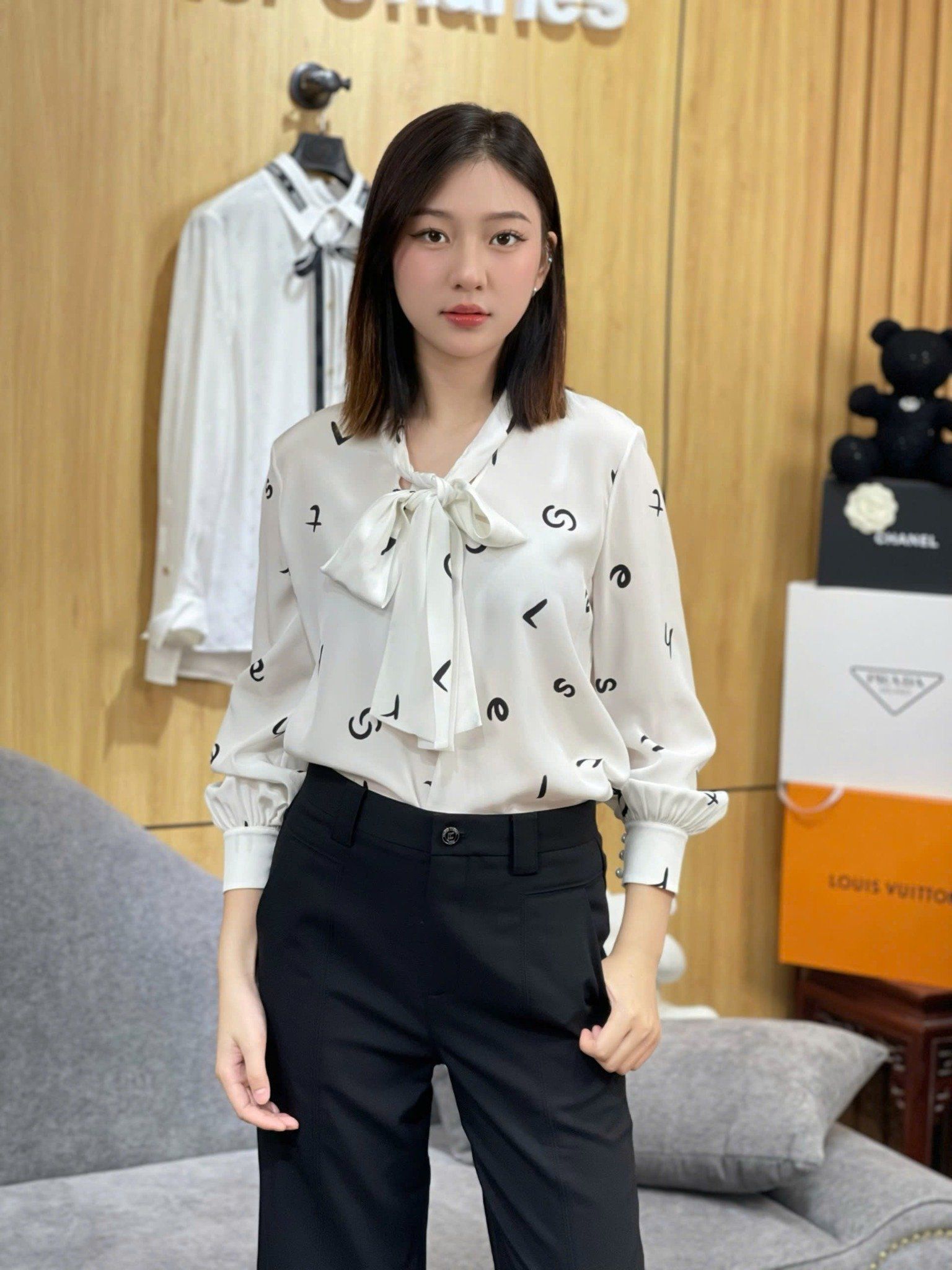  Sơ mi lụa chữ, cổ thắt nơ 