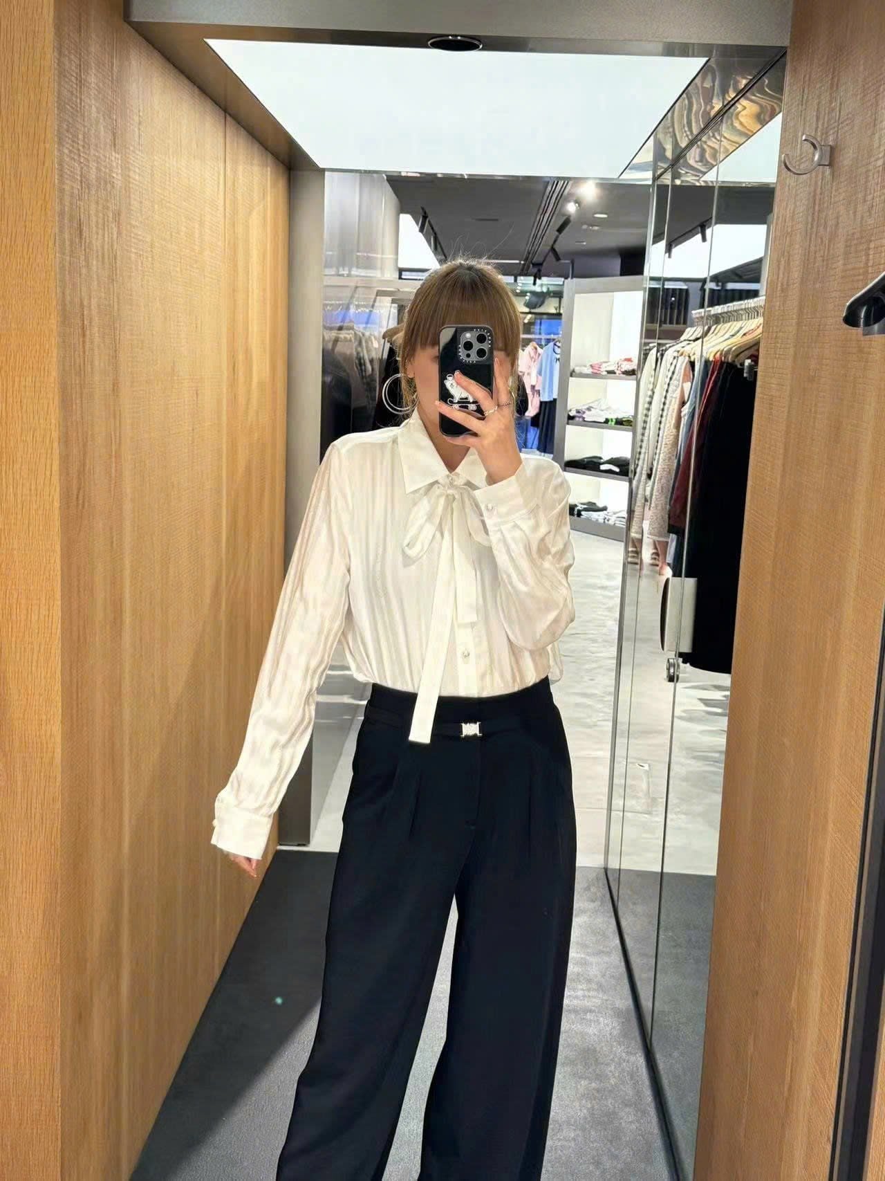  Áo sơ mi lụa full logo - dây nơ trắng 