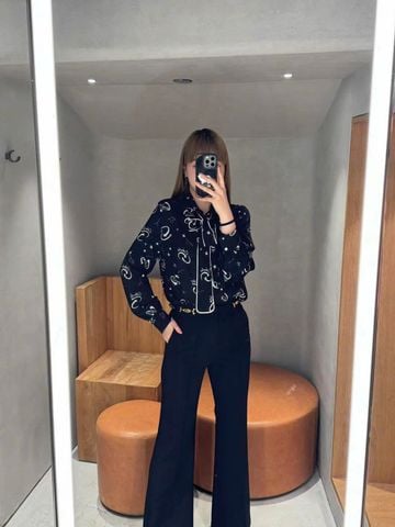  1.Sơ mi lụa đen hoạ tiết 