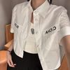  Áo sơmi trắng cúc ngọc, túi chữ 