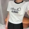  Áo phông trắng - cổ đen, chữ logo cách điệu 