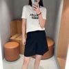  Áo phông trắng - cổ đen, chữ logo cách điệu 