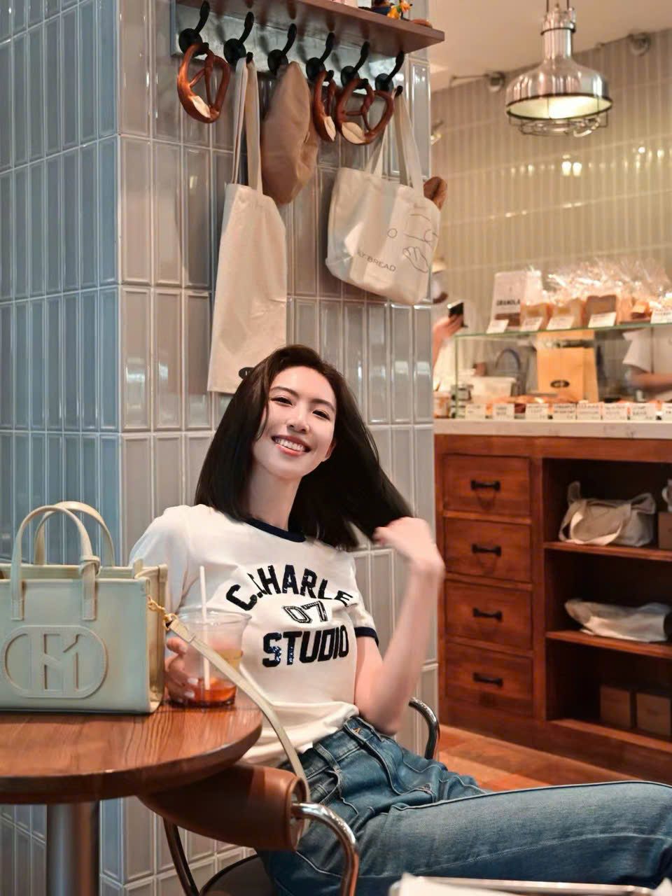  Áo phông trắng số 7 gắn xê quin 