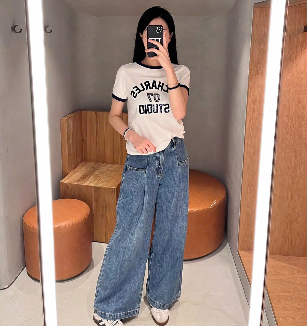  Áo phông trắng số 7 gắn xê quin 