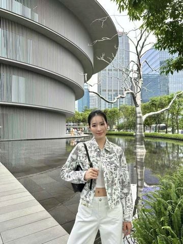  Áo khoác jean trắng - họa tiết gấu 