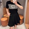  Chân váy xòe đen-logo nhỏ dưới cạp trái 