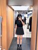  Chân váy ngắn xếp ly đen, gấu trắng, cạp chữ chạy 
