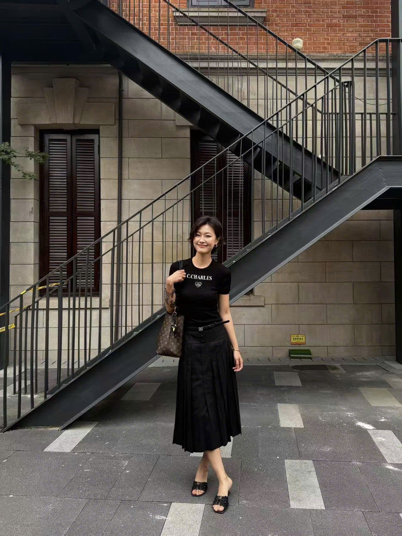  Áo đen len tăm ngắn tay -chữ CC ngực 
