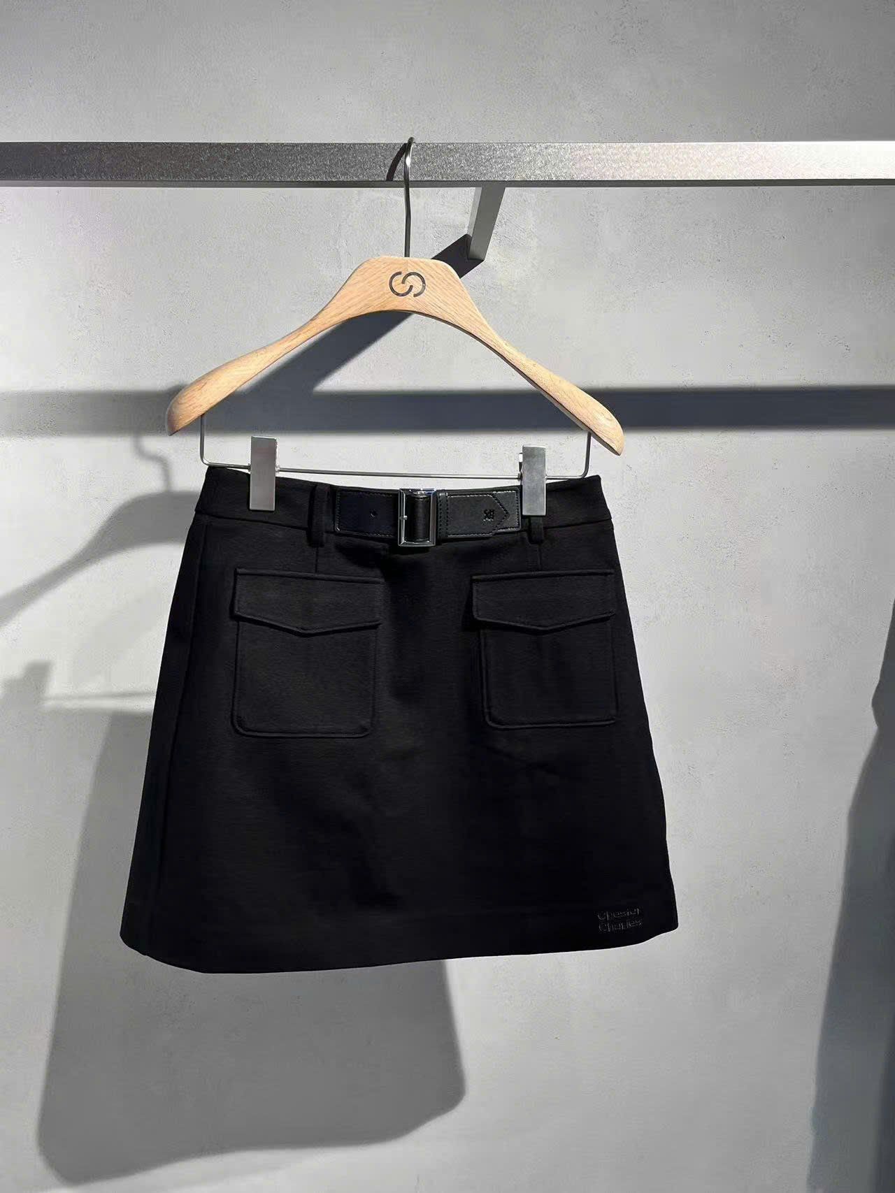  Chân váy chữ A đen, 2 túi trước kèm Belt da 