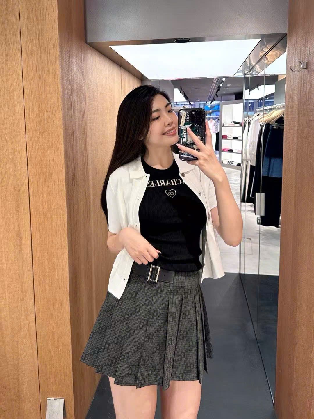  Áo đen len tăm ngắn tay -chữ CC ngực 