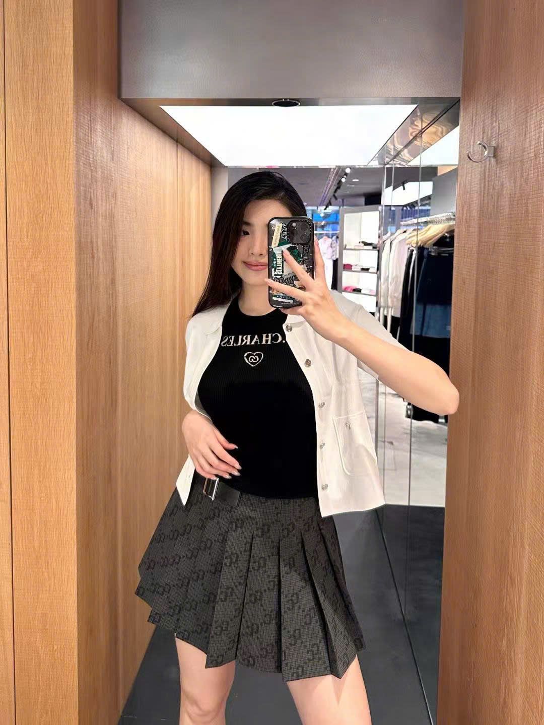  Áo đen len tăm ngắn tay -chữ CC ngực 