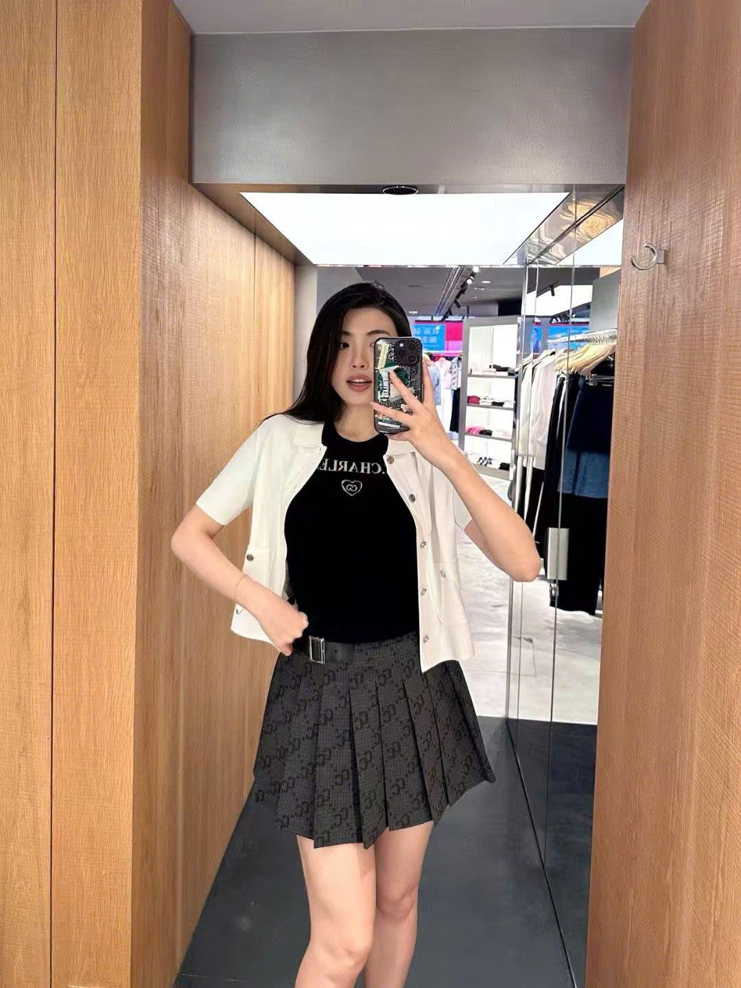  Áo đen len tăm ngắn tay -chữ CC ngực 