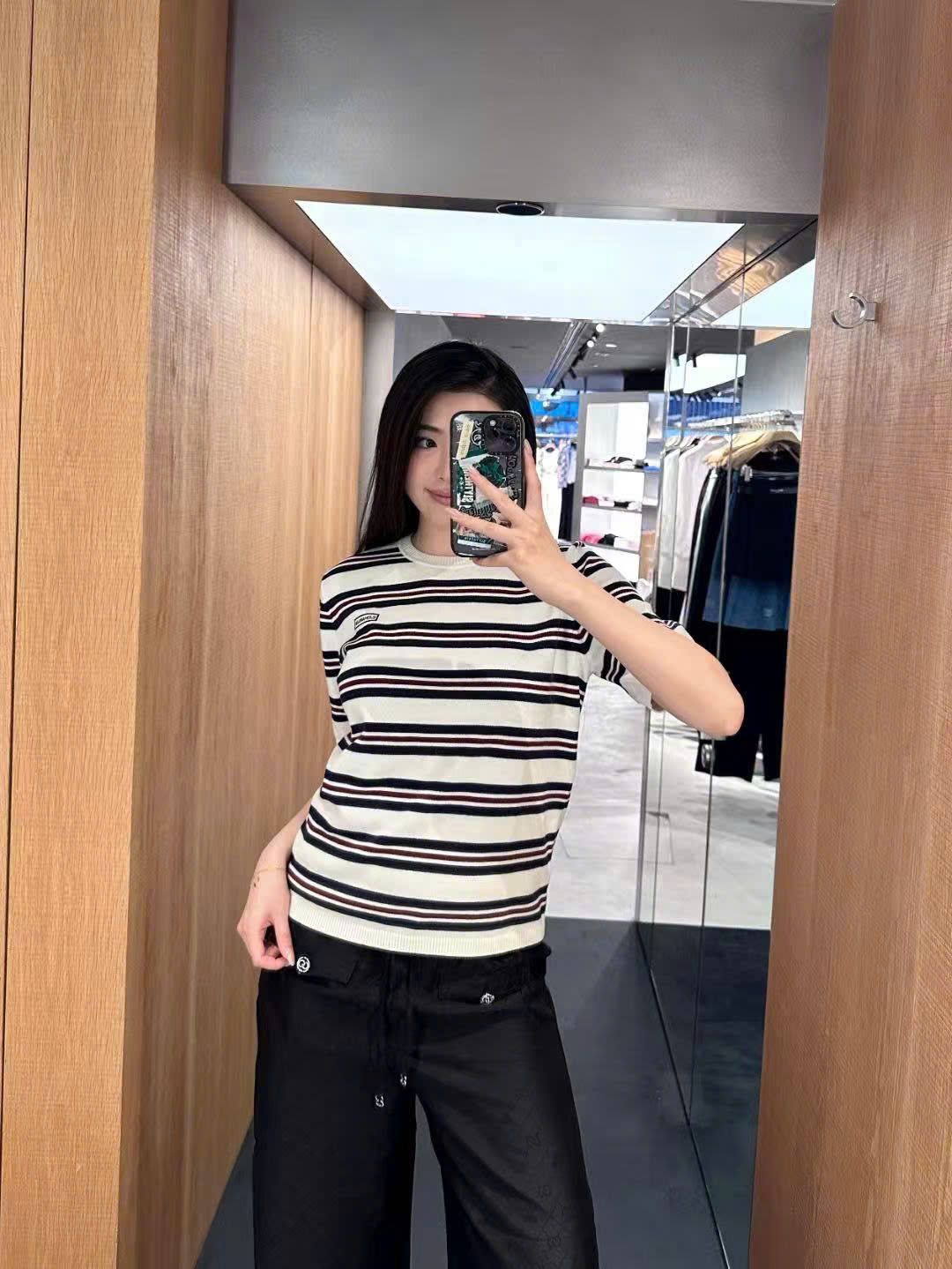  Áo ngắn tay trắng kẻ đen , đỏ ngang 