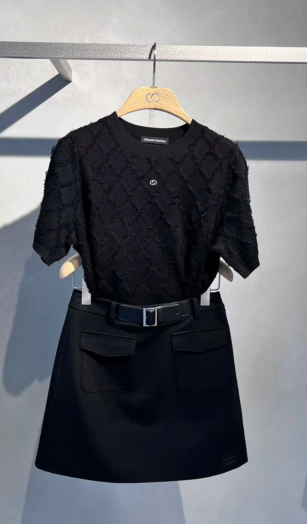 Chân váy chữ A đen, 2 túi trước kèm Belt da 