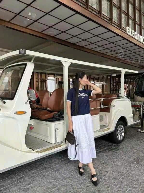  Chân váy dài trắng ren -logo CC 
