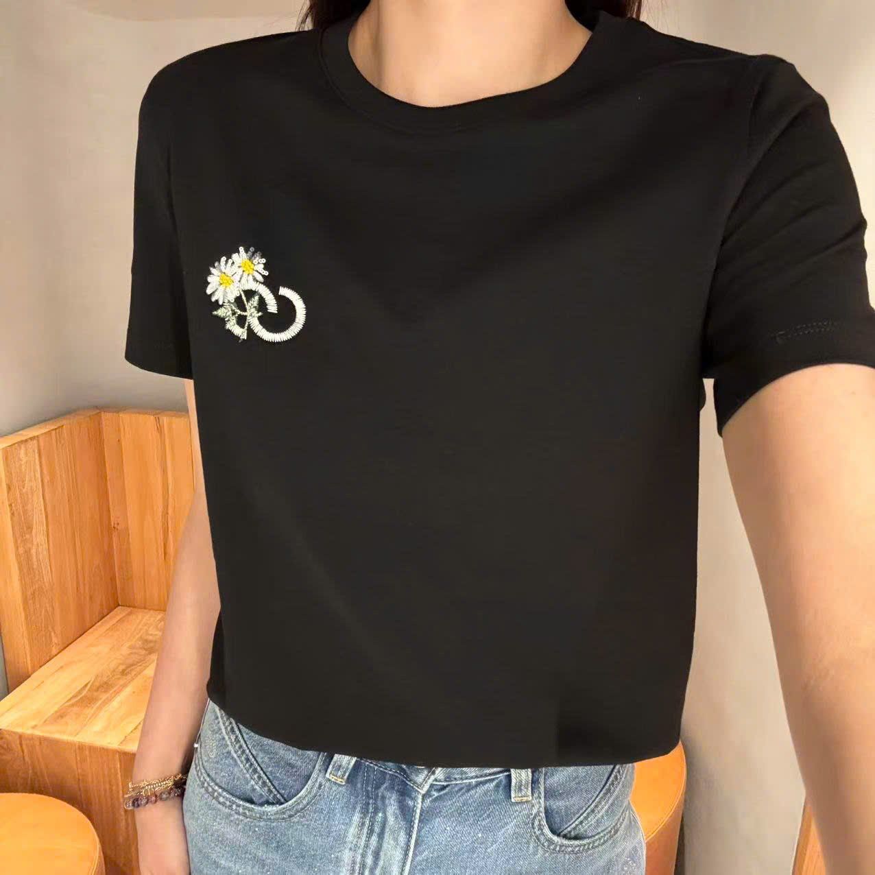  Áo phông đen logo - 2 bông hoa ngực 