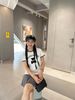  Áo phông trắng viền đen - chữ trên gấu 