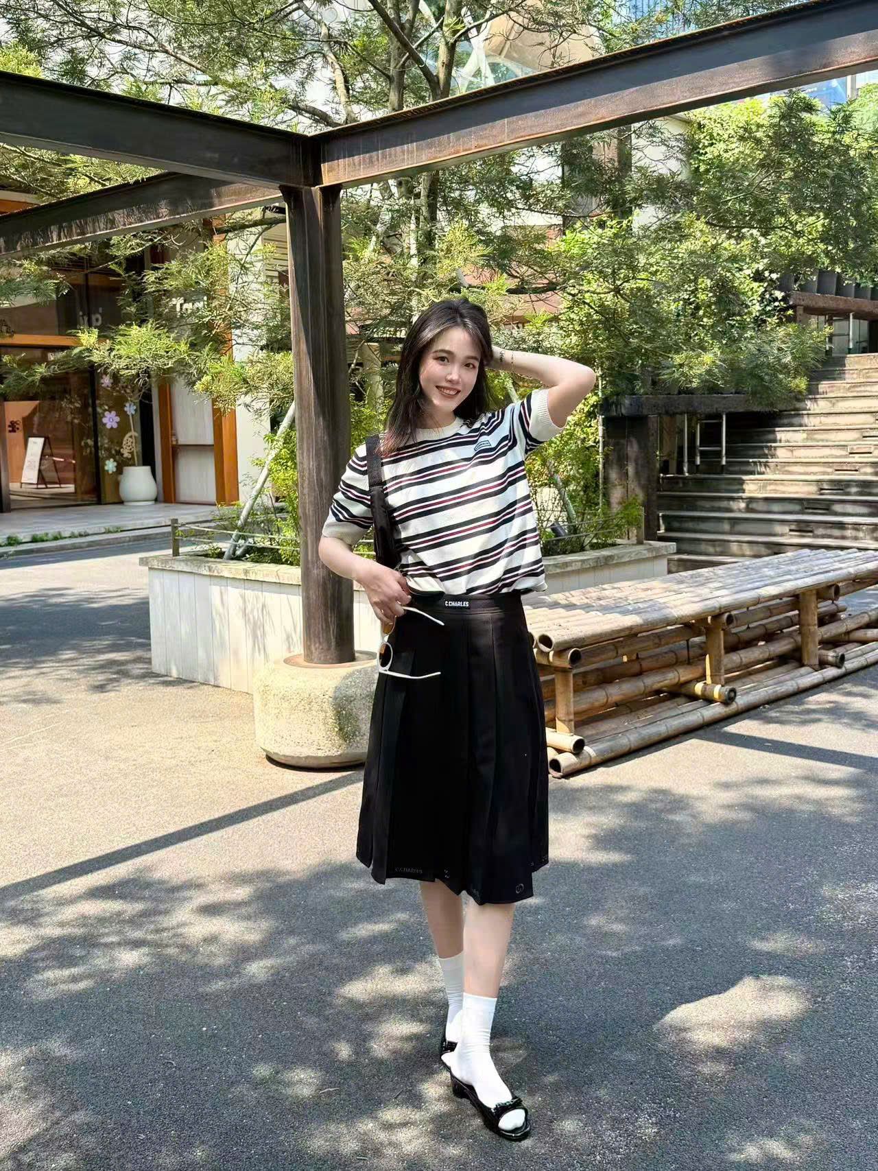  Áo ngắn tay trắng kẻ đen , đỏ ngang 