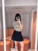  Chân váy ngắn xếp ly đen, gấu trắng, cạp chữ chạy 