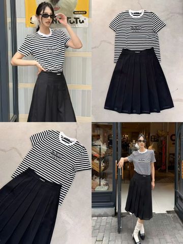  Chân váy dài xếp ly đen, cạp logo chữ trắng 