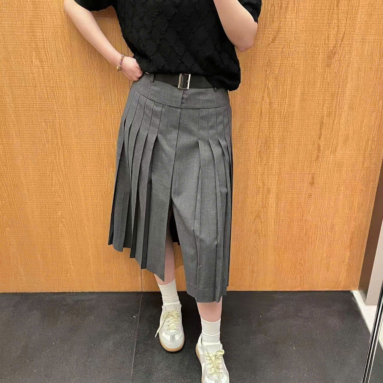  Chân váy xếp ly ghi xám dài kèm 1/2 Belt da 
