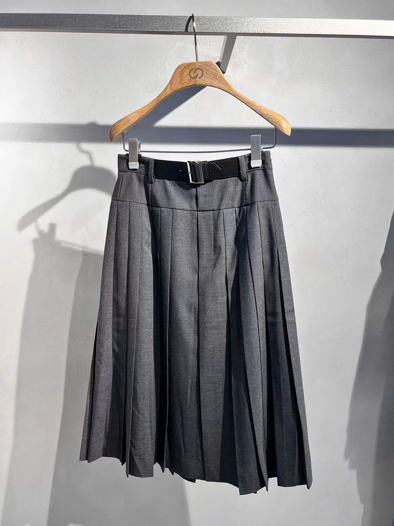  Chân váy xếp ly ghi xám dài kèm 1/2 Belt da 