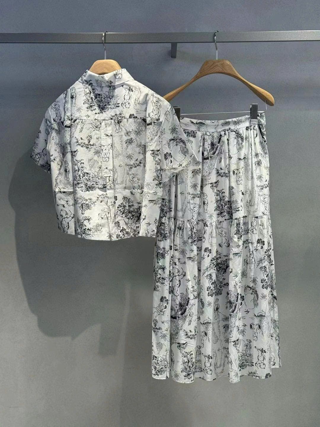  Chân váy trắng - hoạ tiết gấu 