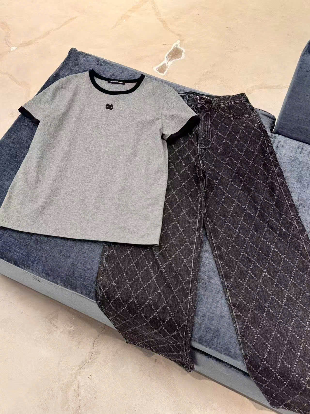  Áo phông xám tro, viền đen, logo đen 