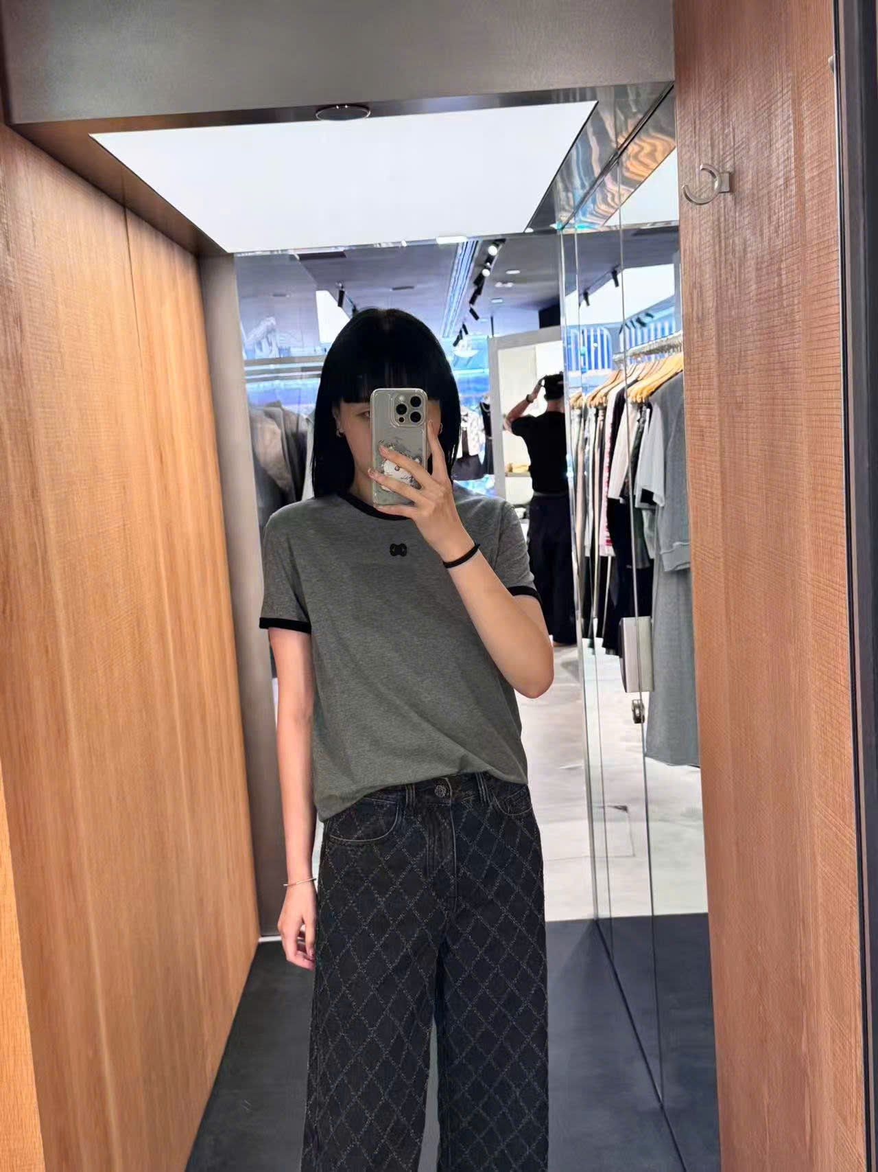  Áo phông xám tro, viền đen, logo đen 