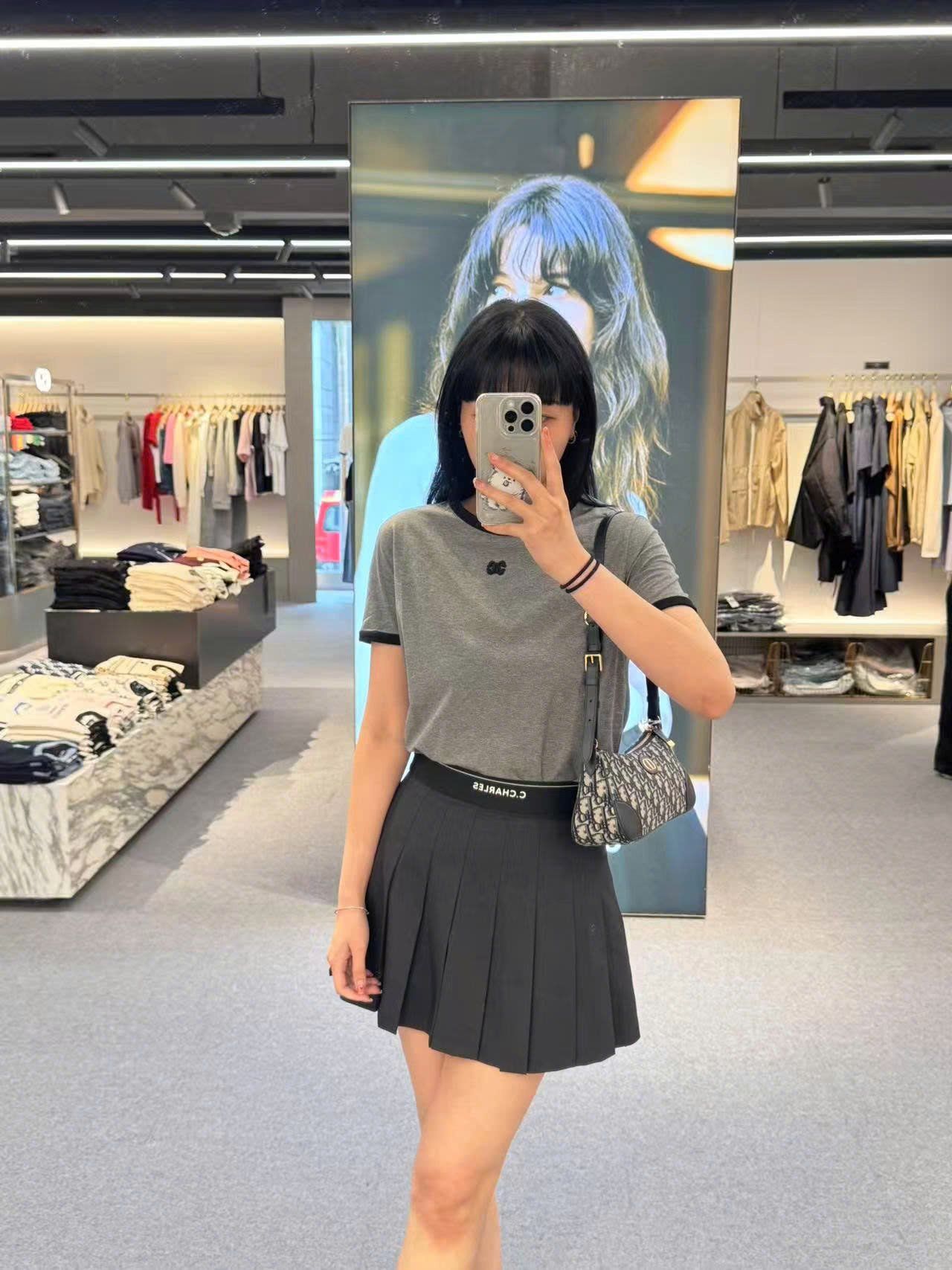  Áo phông xám tro, viền đen, logo đen 