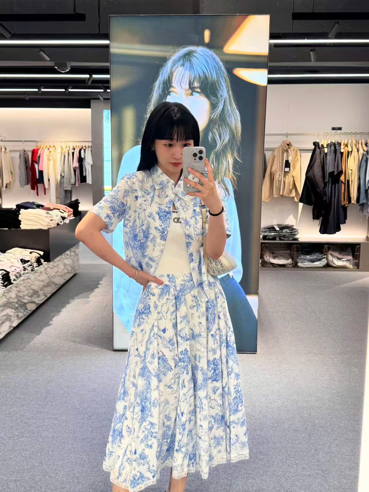  Áo sơ mi xanh - hoạ tiết gấu 