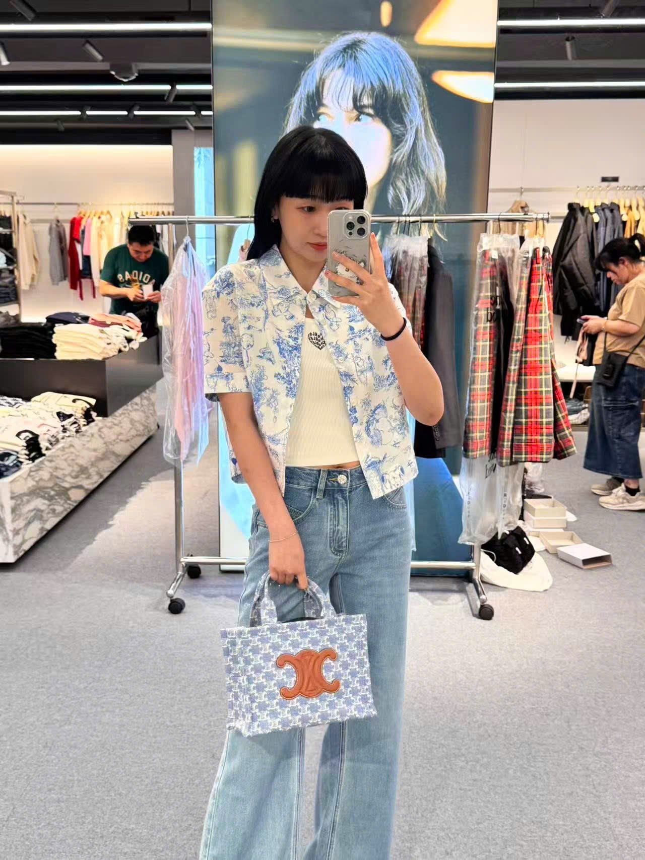  Áo sơ mi xanh - hoạ tiết gấu 