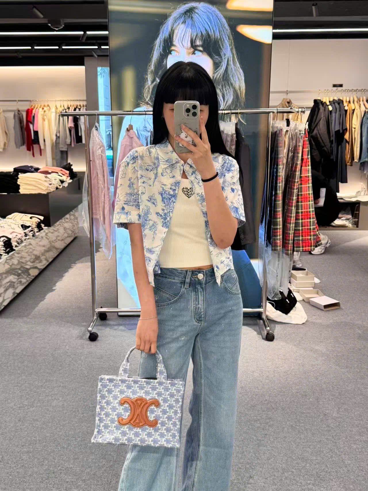  Áo sơ mi xanh - hoạ tiết gấu 