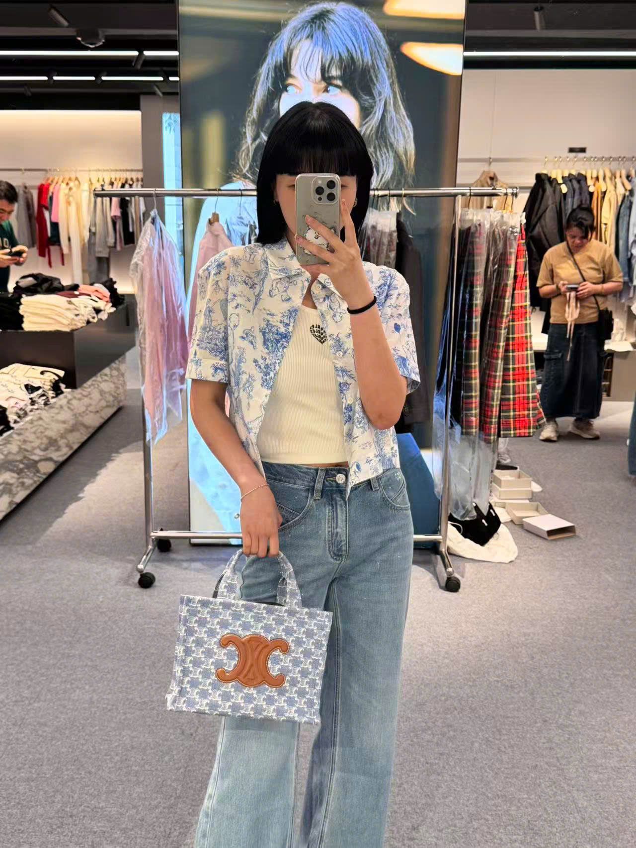  Áo sơ mi xanh - hoạ tiết gấu 
