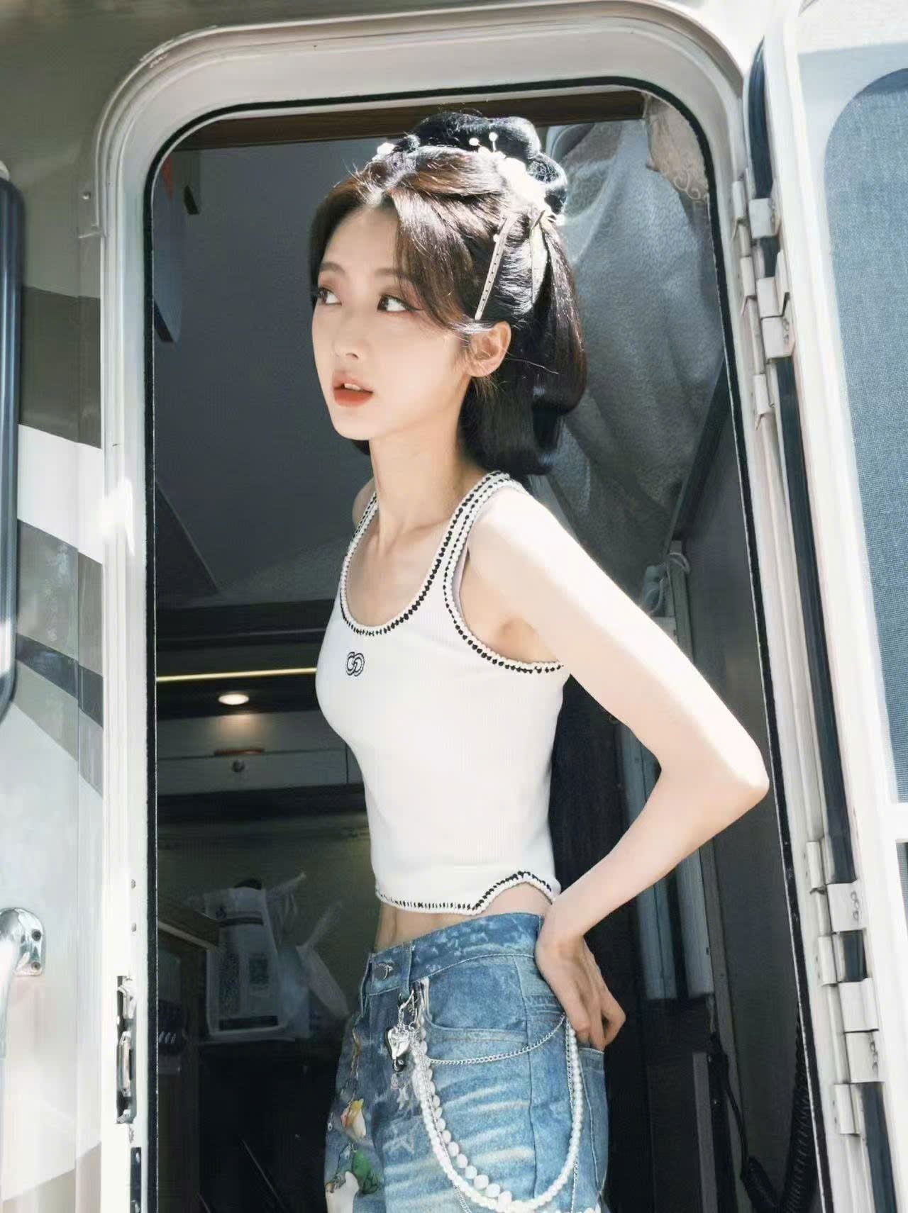  Áo tank top trắng viền đen CC 