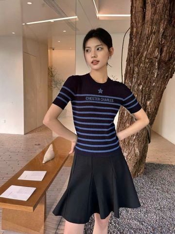  1. Áo đen kẻ ngang xanh - ngôi sao giữa 