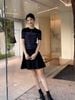  Áo đen kẻ ngang xanh - ngôi sao giữa 
