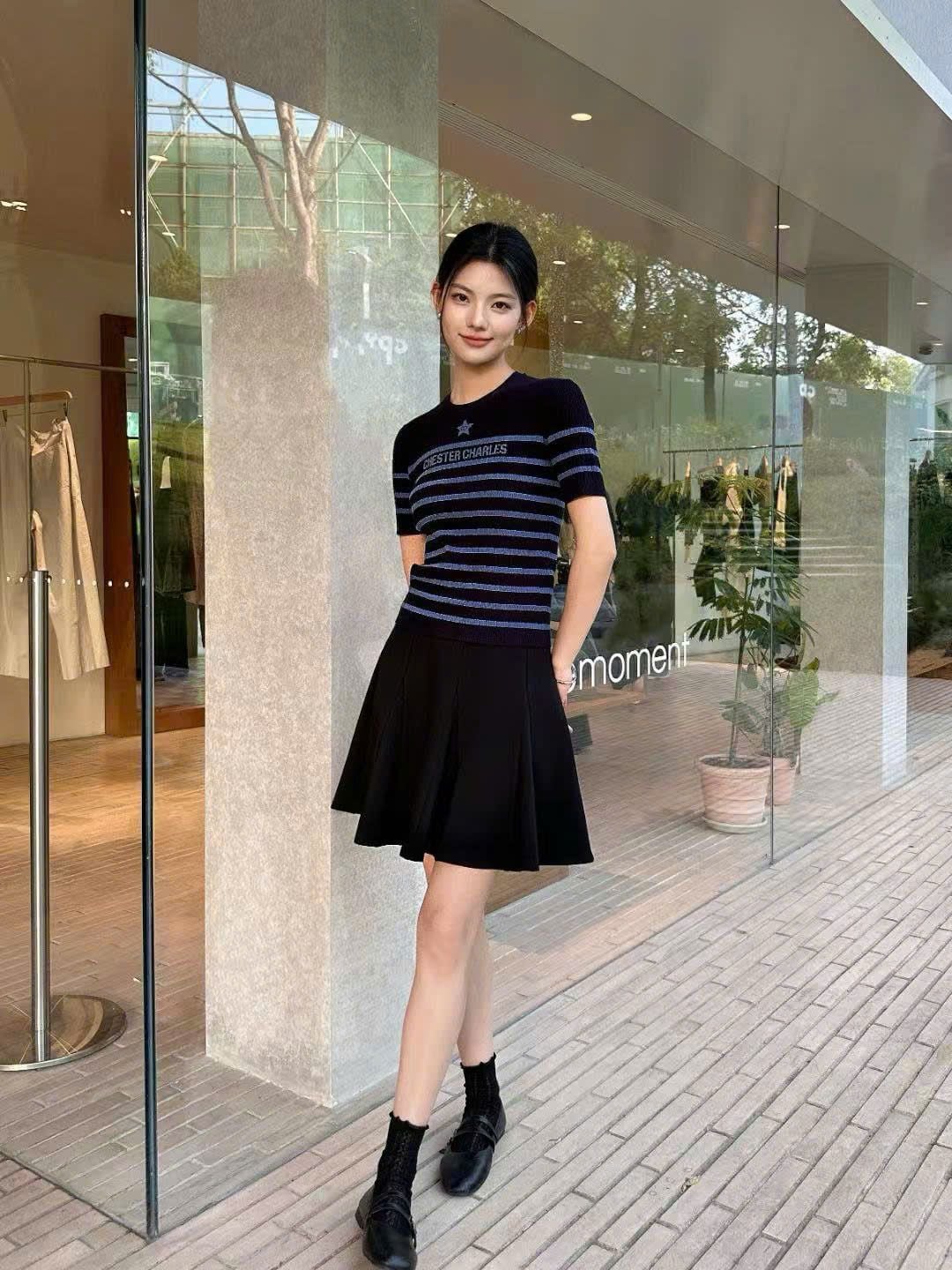  Chân váy xòe đen-logo nhỏ dưới cạp trái 