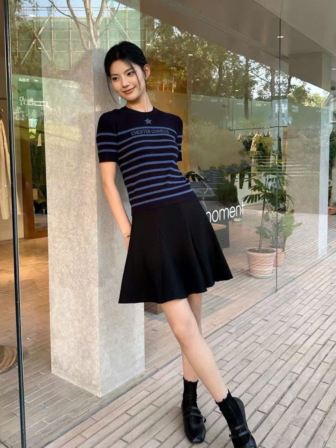  Chân váy xòe đen-logo nhỏ dưới cạp trái 