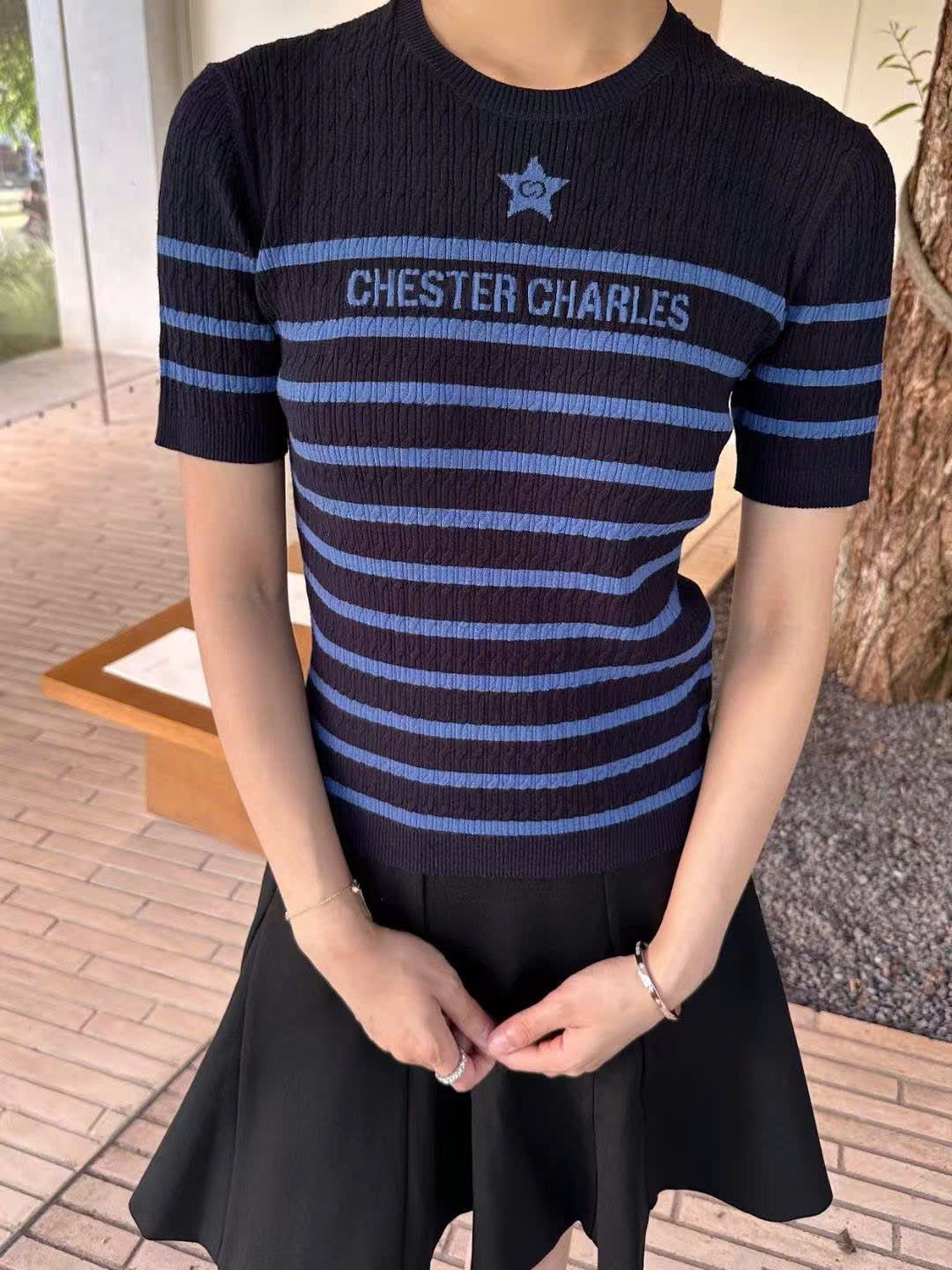  Chân váy xòe đen-logo nhỏ dưới cạp trái 