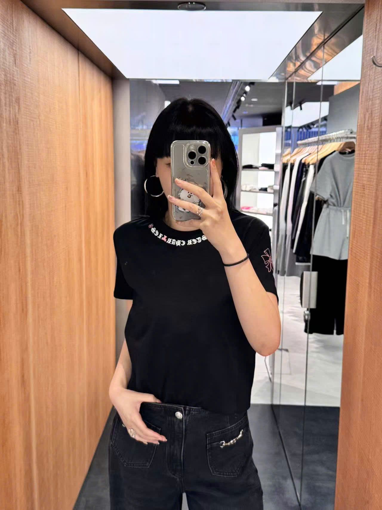  Áo phông đen chữ viền cổ cong CH 