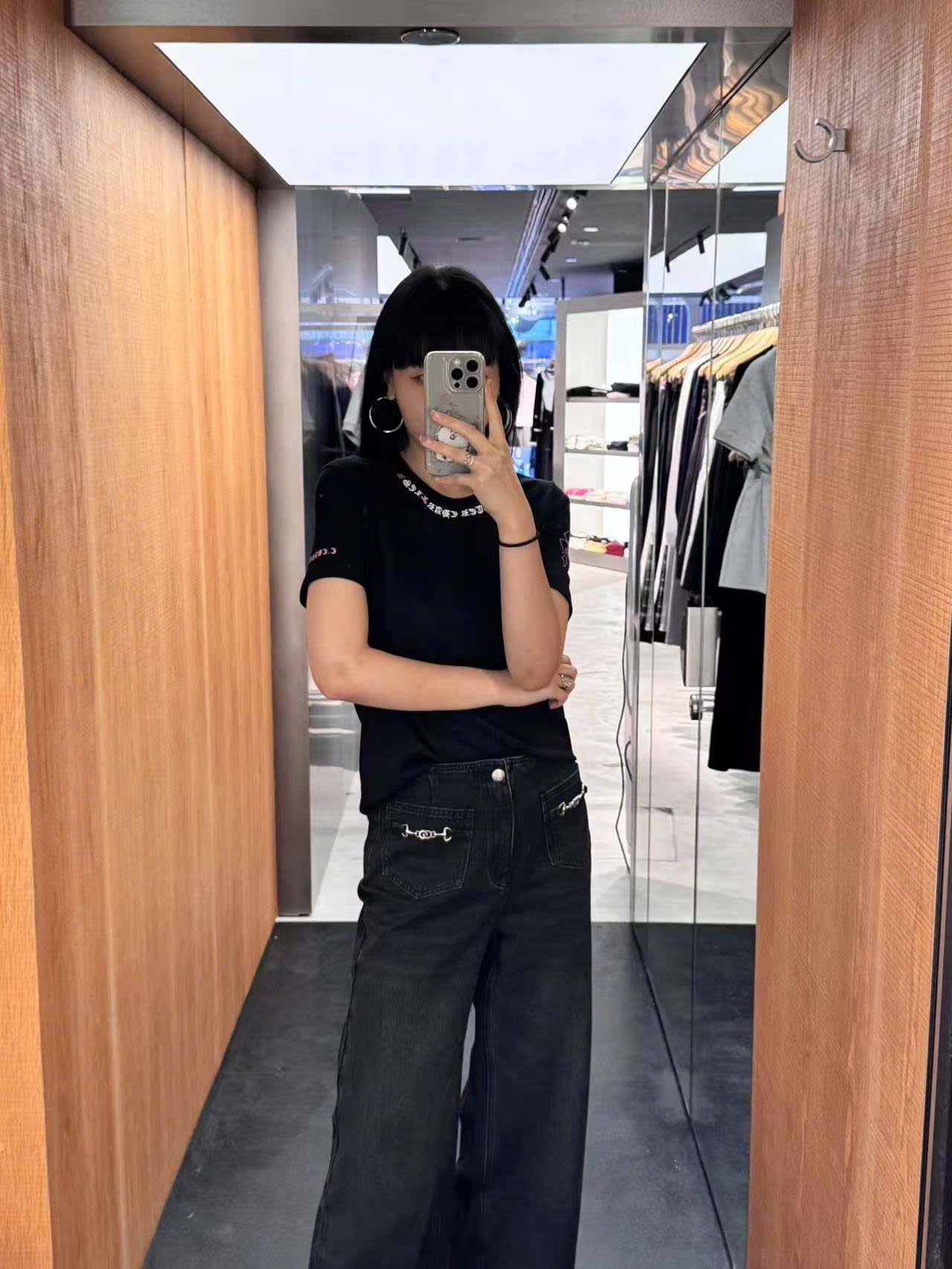  Áo phông đen chữ viền cổ cong CH 