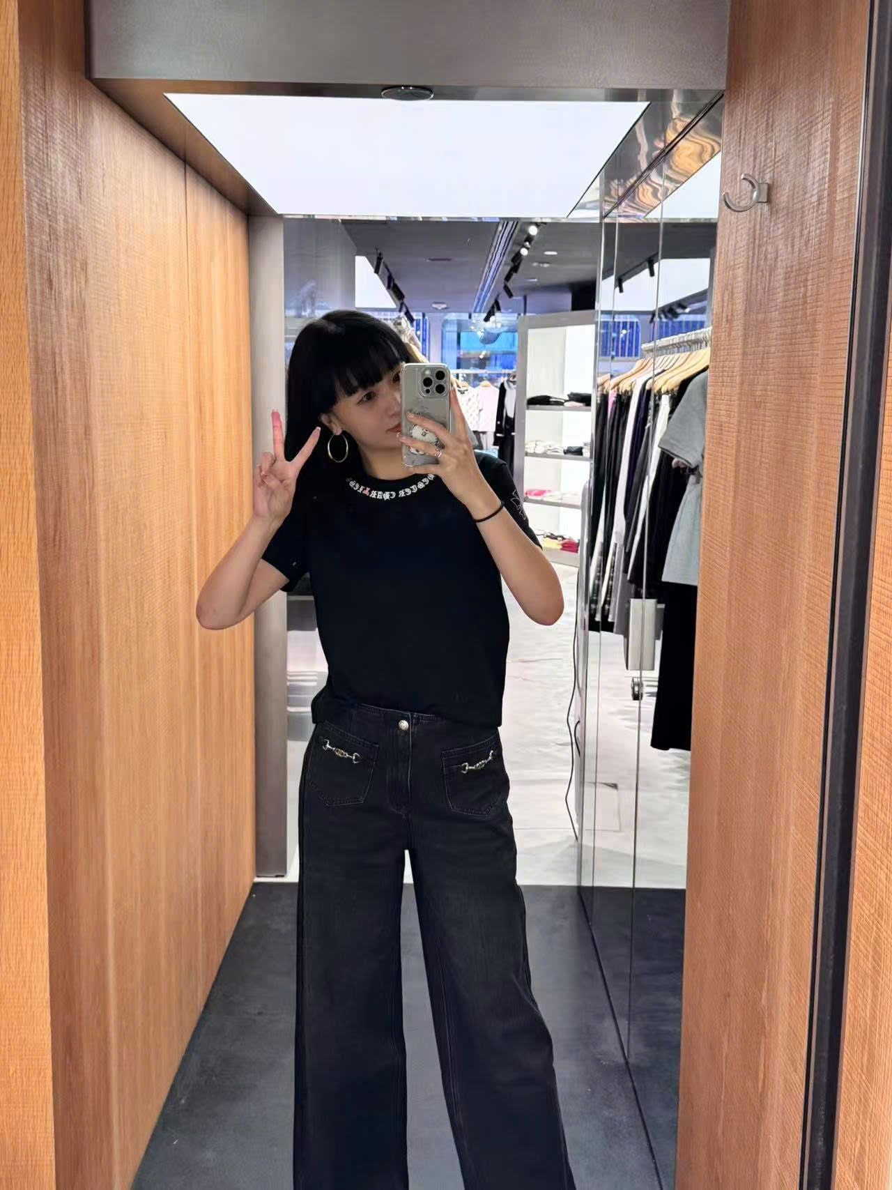  Áo phông đen chữ viền cổ cong CH 