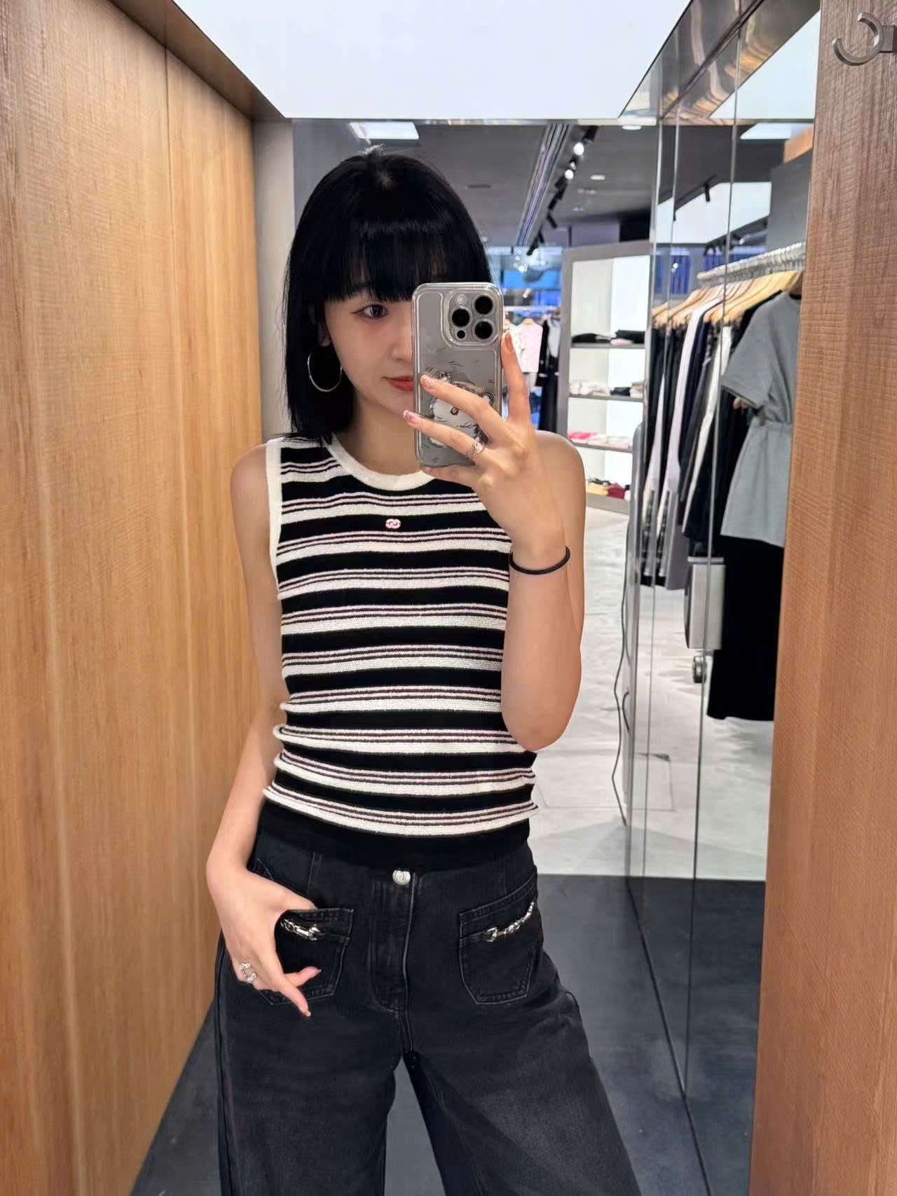  Áo tanktop trắng đen kẻ ngang,logo hồng 